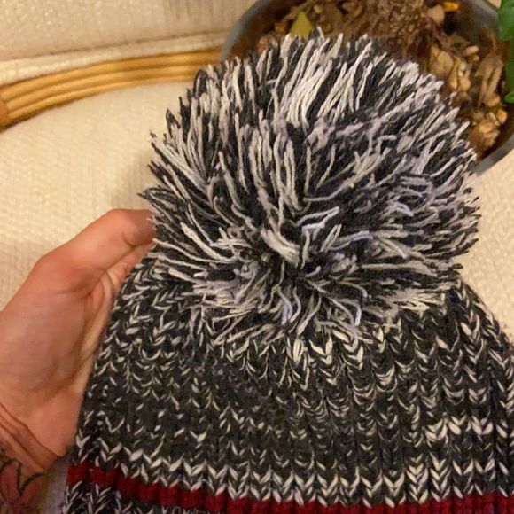 *free with purchase* Knit pom pom toque - Picture 3 of 4
